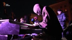 Сумчани вшанували пам’ять Героїв України під музику Piano Extremist (відео)