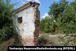 Розвалини комори, в фундамент якої було замуровані менонітські надгробки