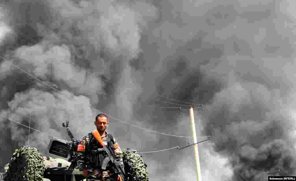 2 майда Кабулда әфган хәрбие бер интихарчы бомба шартлатып берничә кешене үтергән урынны тикшерә. Шартлау АКШ президенты Барак Обама кабулда Әфганстан белән 10 еллык стратегик хезмәттәшлек килешү имзалап киткәч берничә сәгать үтүгә үк булды