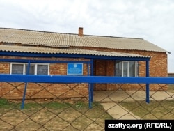 Здание старой школы до сих пор с официальной вывеской, но за закрытым забором. Здание не признано официально аварийным. 9 сентября 2020 года.