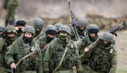 Вайскоўцы без апазнавальных знакаў на маршы, Крым, 5 сакавіка 2014