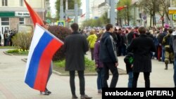 Маладыя людзі прыйшлі з расейскімі трыкалёрамі