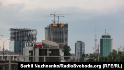 Недобудовані бізнес-центр Sky Towers і житловий комплекс Manhattan City. Київ