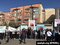 24-сентябрда сот алдына чогулган Сариевдин тарапташтары.