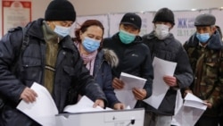 На одном из избирательных участков в Бишкеке. 