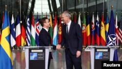 Прем'єр-міністр Швеції Ульф Крістерссон та генеральний секретар НАТО Єнс Столтенберг під час пресконференції штаб-квартирі НАТО з нагоди церемонії підняття прапора Швеції на честь вступу до Альянсу. Брюссель, 11 березня 2024 року