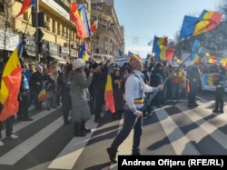 Un protestatar care poartă cămașa portului popular și alte însemne naționale, în cadrul protestului AUR față de anularea alegerilor prezidențiale de către Curtea Constituțională (ianuarie 2025).