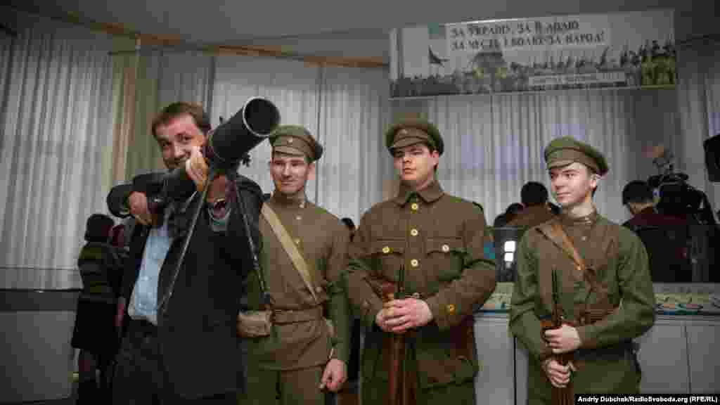 Голова&nbsp;Українського інституту національної пам&#39;яті&nbsp;Володимир В&#39;ятрович пробує на вагу кулемет Льюїса (вага із боєкомплектом близько 20 кілограмів). Під час Першої світової він був одним із найбільш &laquo;високотехнологічних&raquo; видів зброї&nbsp;