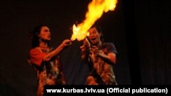 Сцена из спектакля "Разделенная земля" Владимира Кучинского