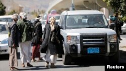 شورشیان حوثی در یک ایست بازرسی در نزدیکی کاخ ریاست‌جمهوری در صنعا