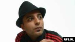 آرش می گوید:«من برای ترانه هايم وقت بيشتری می گذارم، زيرا گاهی اوقات ۲۰ بار آن را تغيير می دهم. » (عکس:RFERL)