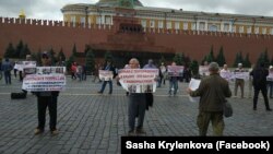 Moskovada qırımtatar milliy areketiniñ veteranlarınıñ piketi, 2019 senesi, iyül 10