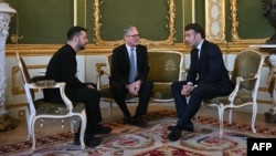 Volodimir Zelenski, Kir Starmer və Emmanuel Makron Londonda keçirilən sammit zamanı görüşürlər.