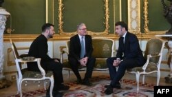 Владимир Зеленский, Кир Стармер и Эммануэль Макрон на переговорах в Лондоне 2 марта