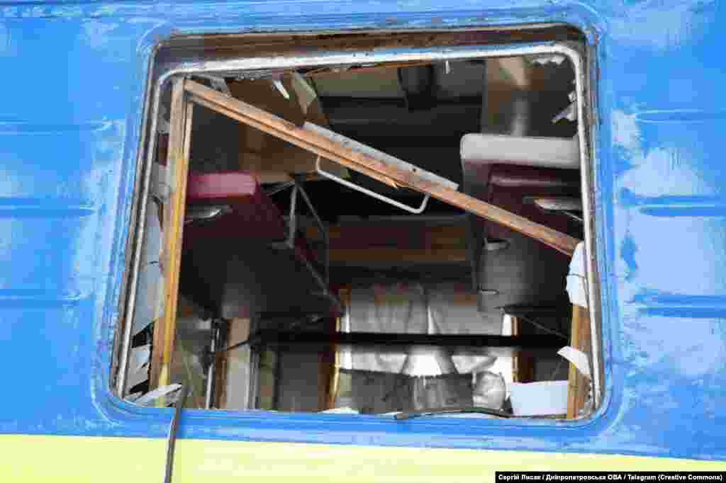 Пошкоджений внаслідок російської атаки на Дніпропетровщину пасажирський потяг, 24 червня 2025 року