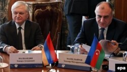 Главы МИД Армении и Азербайджана - Эдвард Налбандян (слева) и Эльмар Мамедъяров - в Москве (архив)