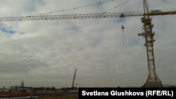 Строительный кран, на который взобрались Сандугаш Серикбаева и Уюм Жолдасбаева. Астана, 11 ноября 2013 года.