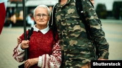 Праваахоўнік спрабуе вывесьці Багінскую з месца акцыі пратэсту, лета 2020