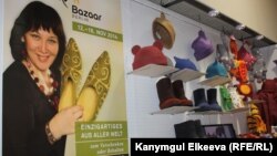 Берлиндеги "Базар" эл аралык жармаңкеси. Дубалда Асел Темиралиеванын сүрөтү илинип турат.  