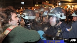 در جریان عملیات شبانه پلیس نیویورک حدود ۷۰ نفر بازداشت شدند.