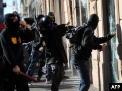 خورد شدن شیشه‌های بانکی در رم توسط گروهی از معترضین