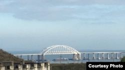 Судноплавний прохід під Керченським мостом заблокований розвернутим впоперек цивільним судном