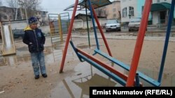 Оштогу жаңы үйлөрдүн биринин алдындагы балдар аянтчасы, 3-декабрь, 2011