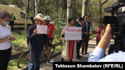 ИИМдин алдына чыккан активисттер. 15-апрель, 2021-жыл.