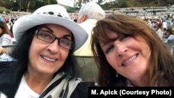 همراه با مادرش آپیک یوسفیان