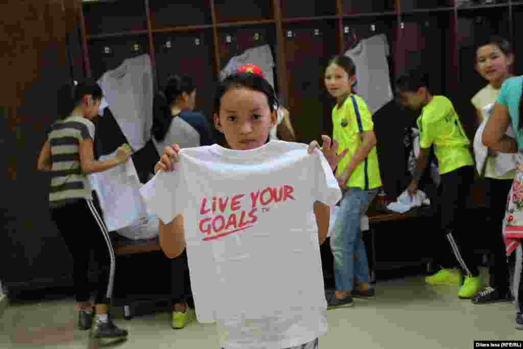 Каждой участнице фестиваля была подарена футболка с логотипом Live Your Goals.