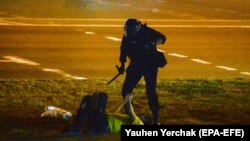 Міліціонер затримує протестувальників в Мінську, 12 серпня 2020 року