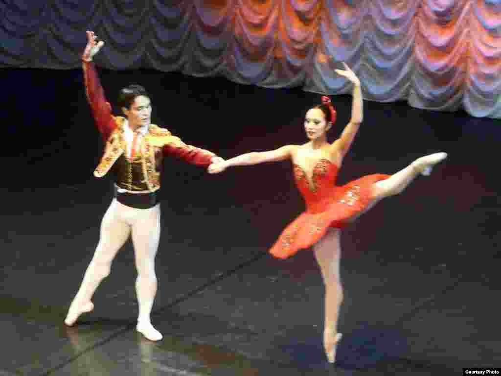 Национальный театр оперы и балета имени Куляш Байсеитовой появился в Астане, в новой столице, в 2000 году. - Национальный театр оперы и балета имени Куляш Байсеитовой появился в Астане как один из атрибутов новой столицы. На сцене - Олжас Махамбеталиев и Мадина Онербаева.