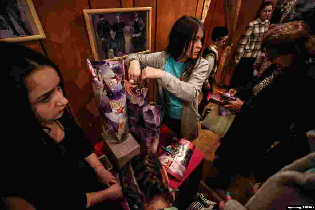 Teneffüs vaqtında seyircilerniñ sevgisi bahşışını alacaq yarış iştirakçisine rey bermek mümkün edi