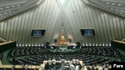 تعدادی از نمایندگان مجلس بازداشت روزنامه‌نگاران توسط وزارت اطلاعات را عملیاتی «پیچیده» و «هوشمندانه» نامیده‌اند.