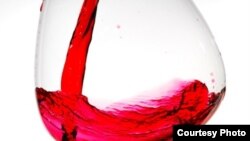 مشروب مسموم جان هشت نفر را در مشهد گرفت. عکس تزئینی است.