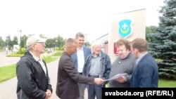 Алесь Шутаў — другі справа