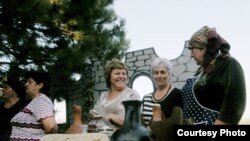 Жители Ленингора, желая подчеркнуть уникальность торта «Микадо», говорят, как его сложно и долго готовить и что справляются с задачей только самые опытные мастерицы