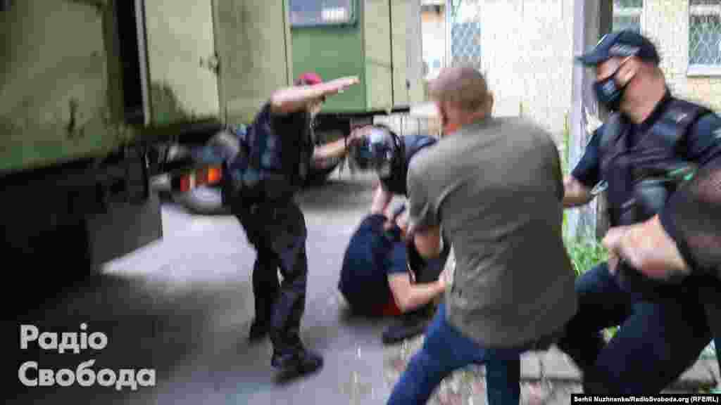 У відомстві вказують, що поліцейські затримали п&rsquo;ятьох людей біля суду. У поліції стверджують, що один із чоловіків спровокував конфлікт із журналістами, а інші перешкоджали поліцейським під час затримання правопорушника і нецензурно висловлювалися