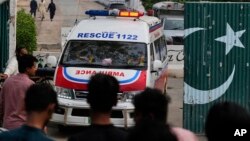 За даними ISPR, було «24 удари з боку Індії по шести місцях», внаслідок яких вісім громадян загинули, а 35 отримали поранення. Ще вісім людей зникли безвісти