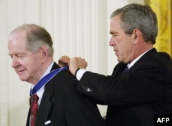 Роберт Конквест отримує нагороду від Джорджа Буша (молодшого)