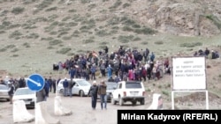 Кум-Бел жайлоосуна барчу жолдун жээгине чогулган Жерге-Тал айылынын тургундары. 06.06.2020