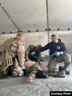 Сава Чуйков проводить тренінг з тактичної медицини для військових