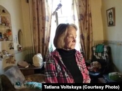 Одна из выселяемых жильцов в своей комнате