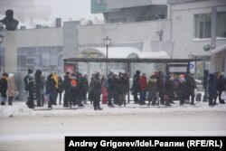 Улица Петербургская, начало. На этом снимке одномоментно запечатлены более сорока человек. Фото сделано в разгар буднего и далеко не самого погожего дня, 26 декабря 2018 года.