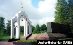 Пам’ятник на братській могилі у селі Новоселицях Новгородської області Росії, де похований Данило Кучма, батько другого президента України Леоніда Кучми. Десь неподалік похований і Микола Роздобудько