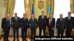 Андрэй Еўдачэнка (трэці зьлева) ў часе сустрэчы з намесьнікам старшыні Львоўскай абласной дзяржаўнай адміністрацыі Раманам Філіпівым (справа ад яго)