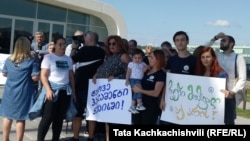 В случае если депутаты откажутся выполнить их требования, участники акции обещают протесты более радикального характера