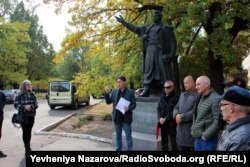 Валентин Терлецький (посередині) під час зборів-мітингу за створення Алеї козацької слави, 13 жовтня 2021 року