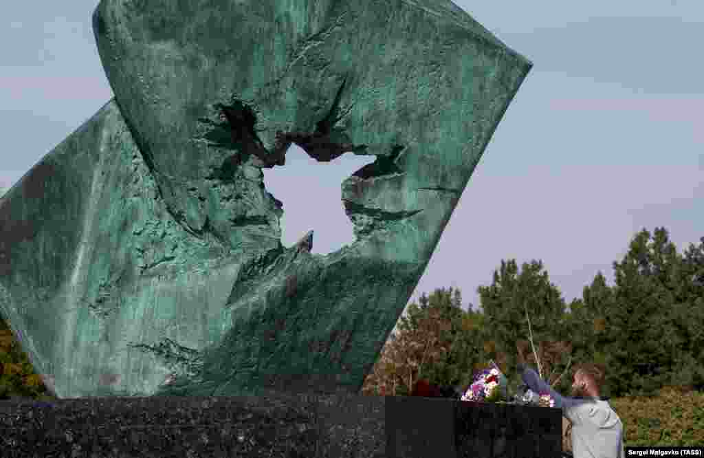 Російський глава Криму Сергій Аксенов не приїхав на відкриття меморіалу. Його представляла російський міністр культури Криму Аріна Новосельська