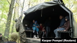 Польша менен Беларустун чек арасында кармалган ирактык мигранттар.  14-октябрь, 2021-жыл. 